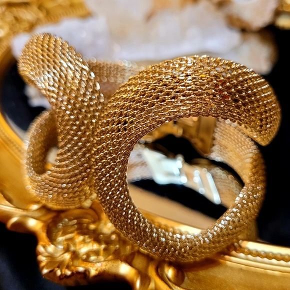 SOLD VINTAGE GOLD MESH HINGE CUFF BRACELET - Picture 7 of 14